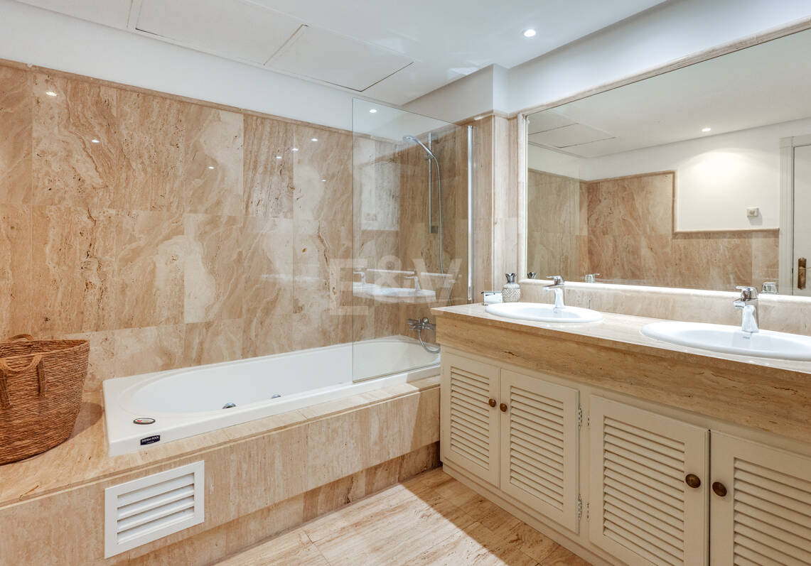 Apartamento en primera línea de playa con jardín en Los Monteros, Marbella Este