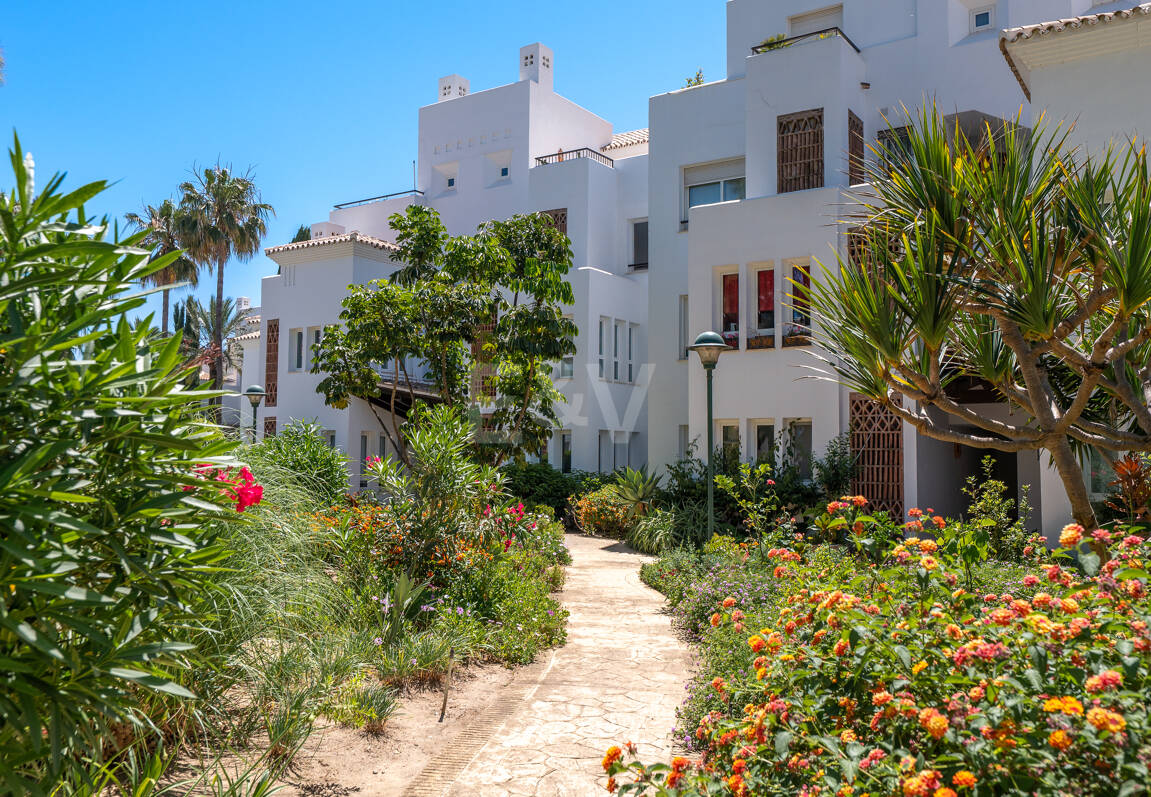 Lägenhet i strandnära läge med trädgård i Los Monteros, östra Marbella