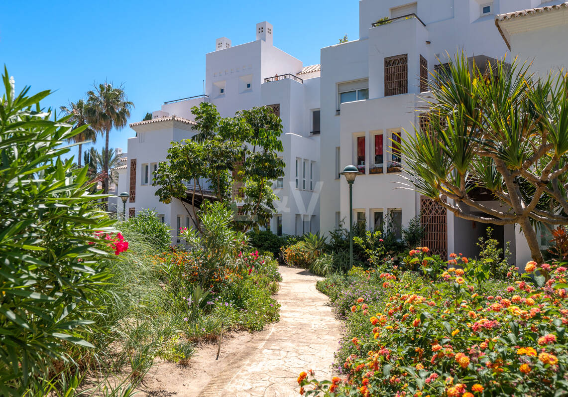 Apartamento en primera línea de playa con jardín en Los Monteros, Marbella Este