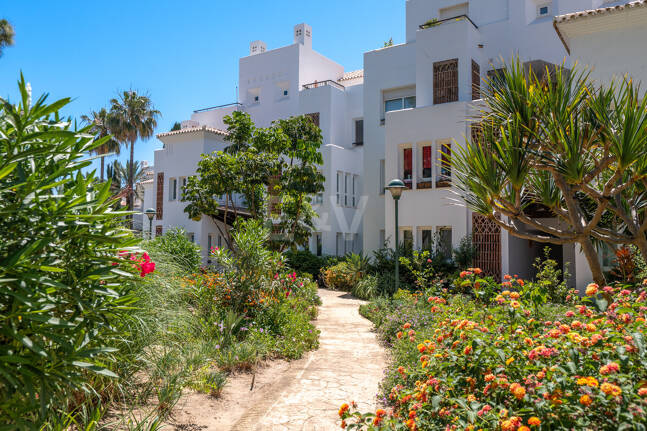 Lägenhet i strandnära läge med trädgård i Los Monteros, östra Marbella