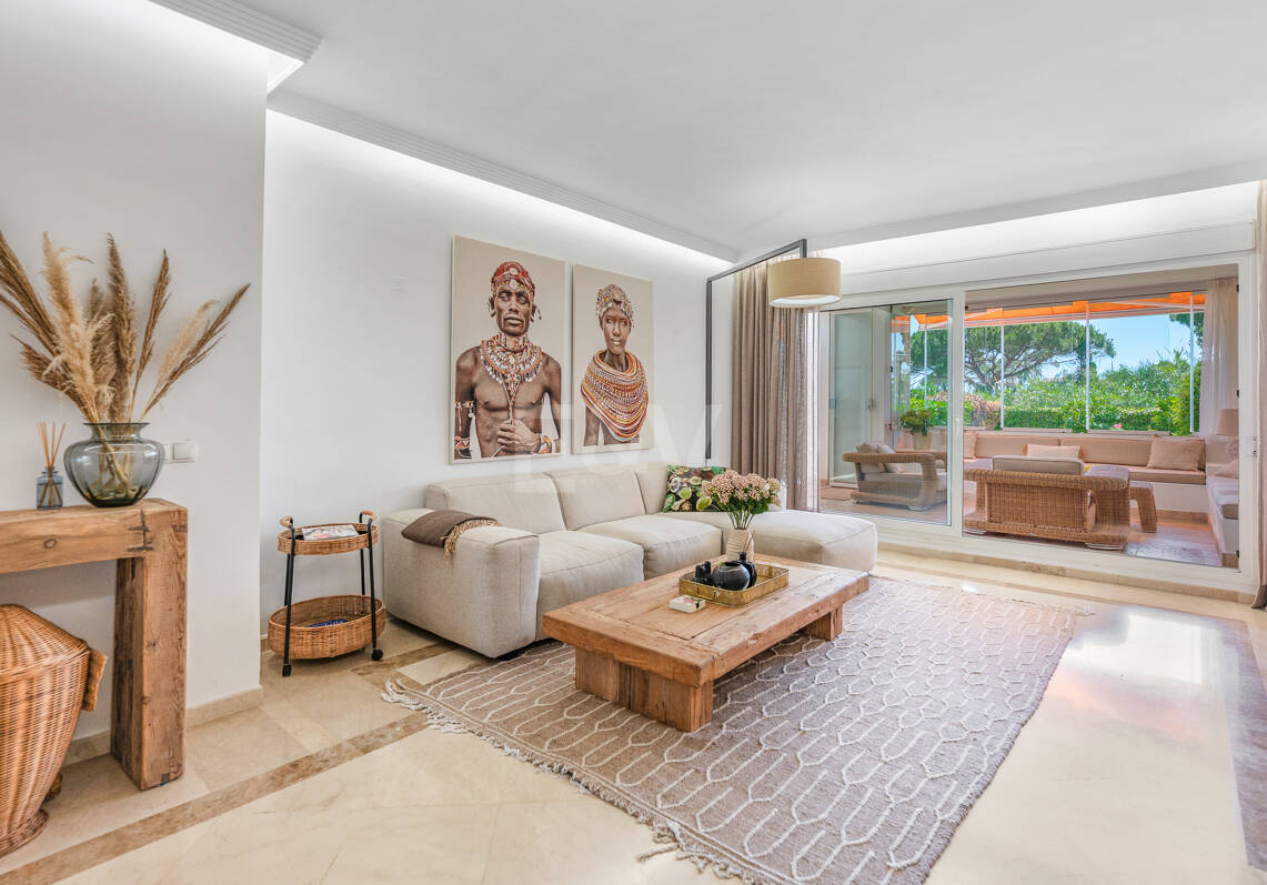 Apartamento en primera línea de playa con jardín en Los Monteros, Marbella Este