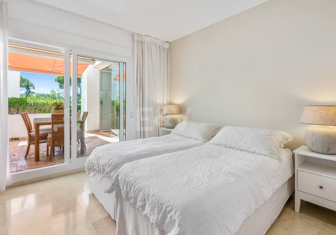 Apartamento en primera línea de playa con jardín en Los Monteros, Marbella Este