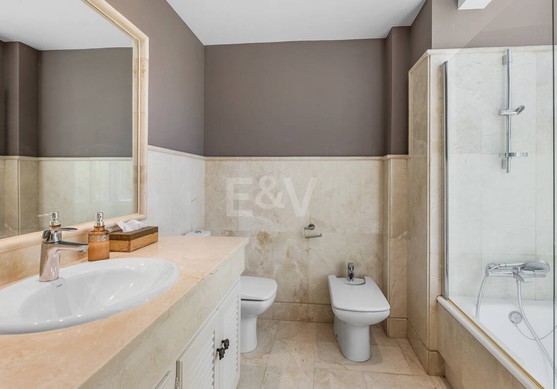 Apartamento en primera línea de playa con jardín en Los Monteros, Marbella Este