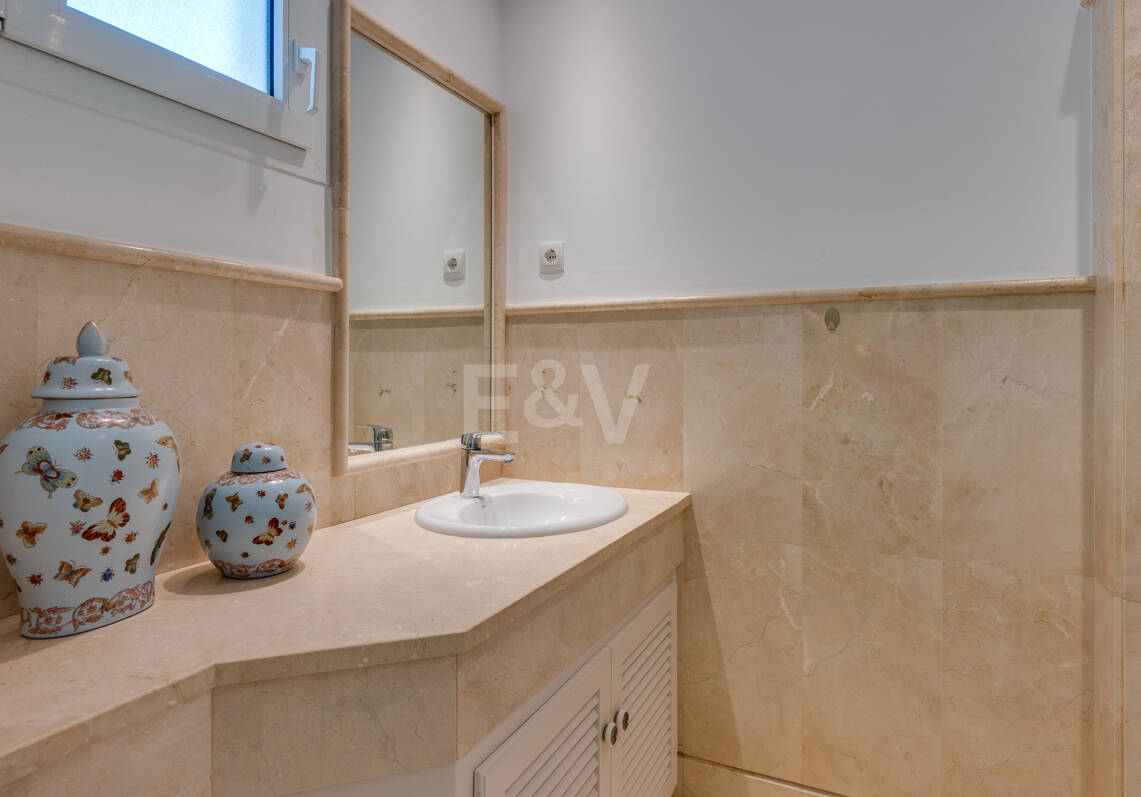 Apartamento en primera línea de playa con jardín en Los Monteros, Marbella Este