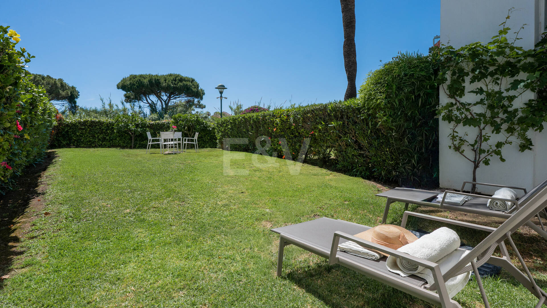 Lägenhet i strandnära läge med trädgård i Los Monteros, östra Marbella