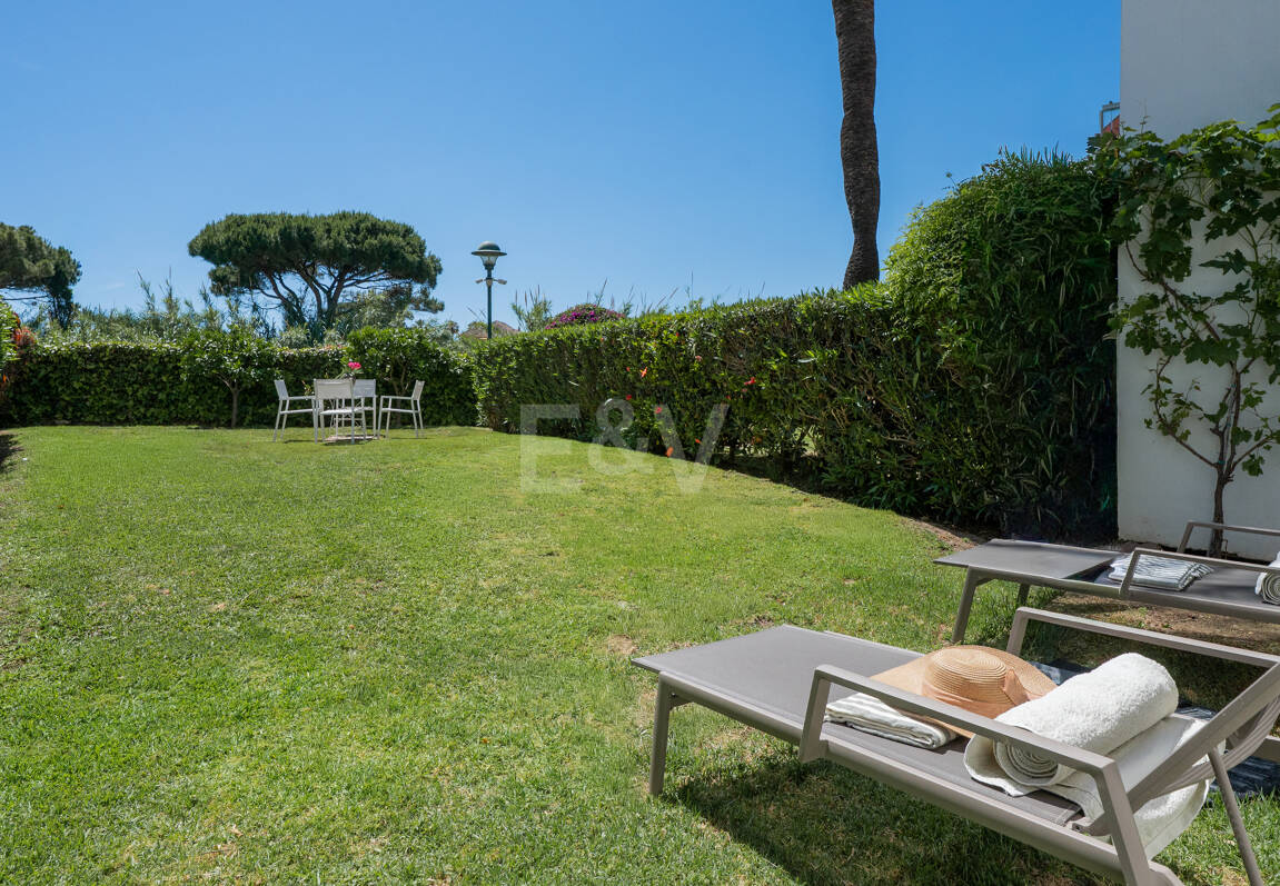 Lägenhet i strandnära läge med trädgård i Los Monteros, östra Marbella