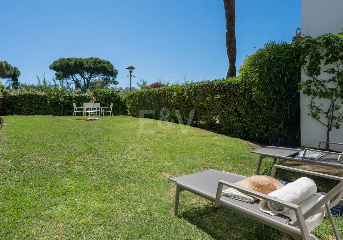 Apartamento en primera línea de playa con jardín en Los Monteros, Marbella Este