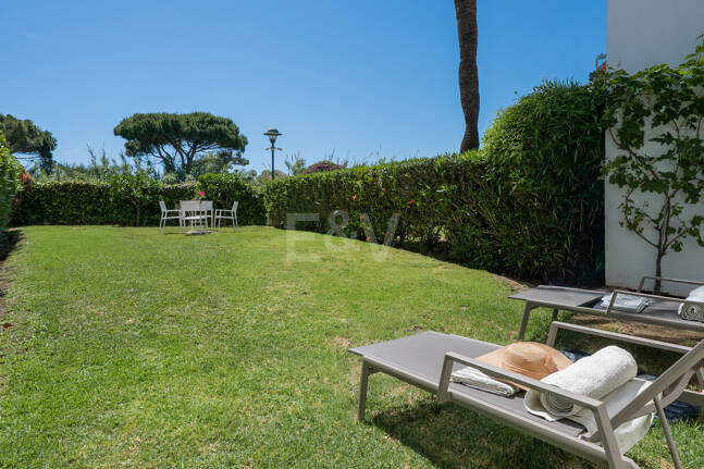 Lägenhet i strandnära läge med trädgård i Los Monteros, östra Marbella