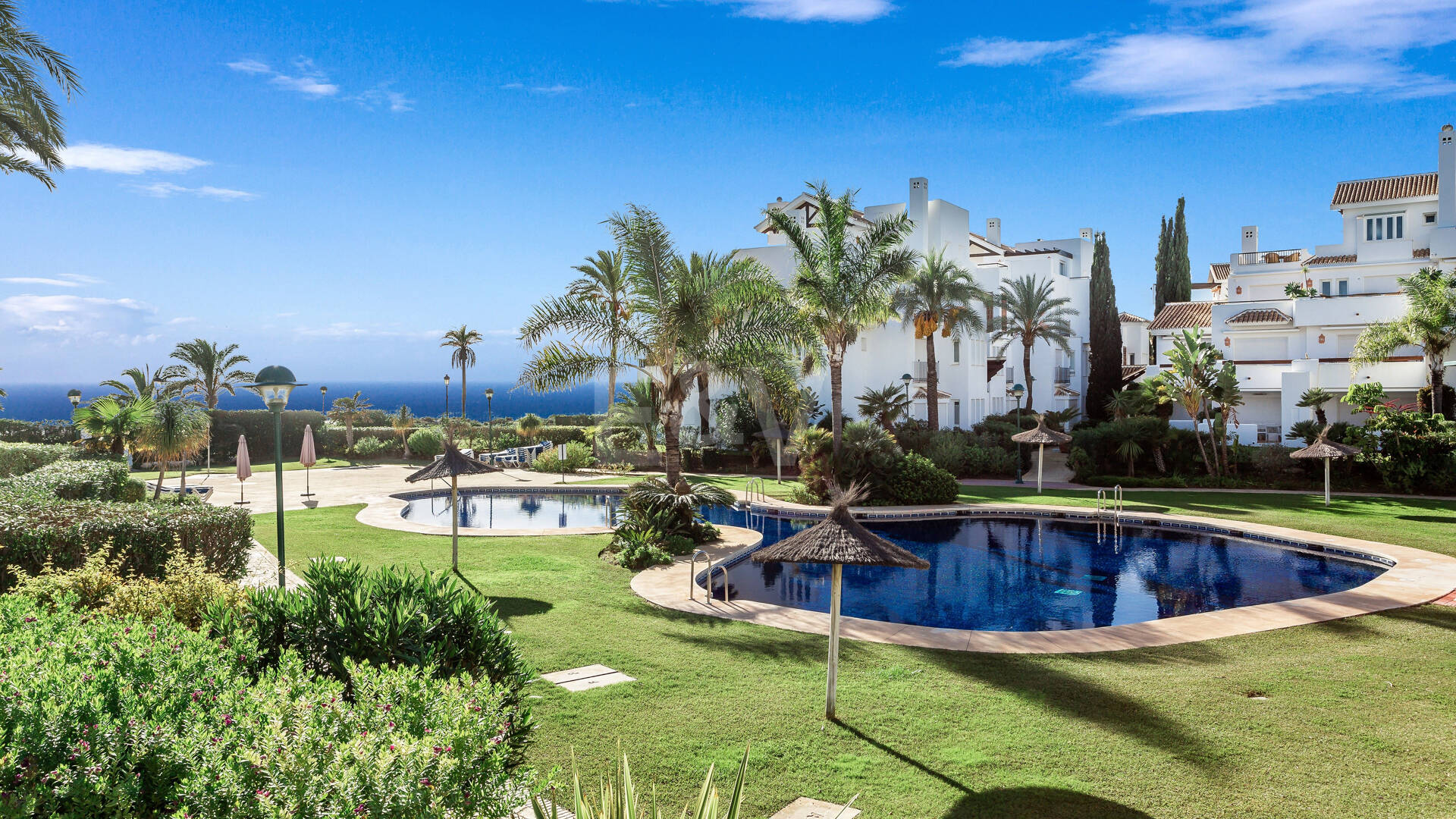 Lägenhet i strandnära läge med trädgård i Los Monteros, östra Marbella