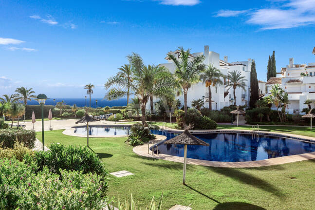 Lägenhet i strandnära läge med trädgård i Los Monteros, östra Marbella