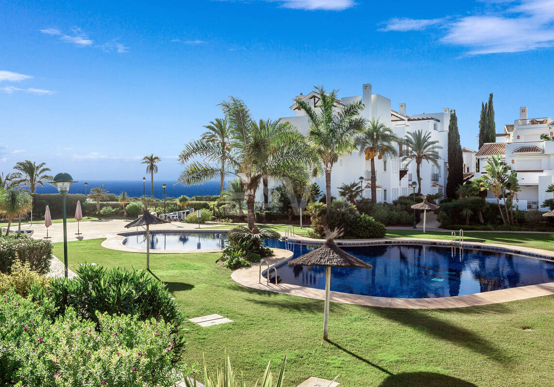 Apartamento en primera línea de playa con jardín en Los Monteros, Marbella Este