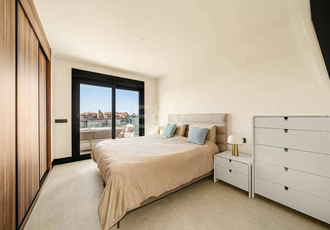 Luksusowy apartament Duplex z widokiem na morze panoramiczne w Marbella Lake, Nueva Andalucia