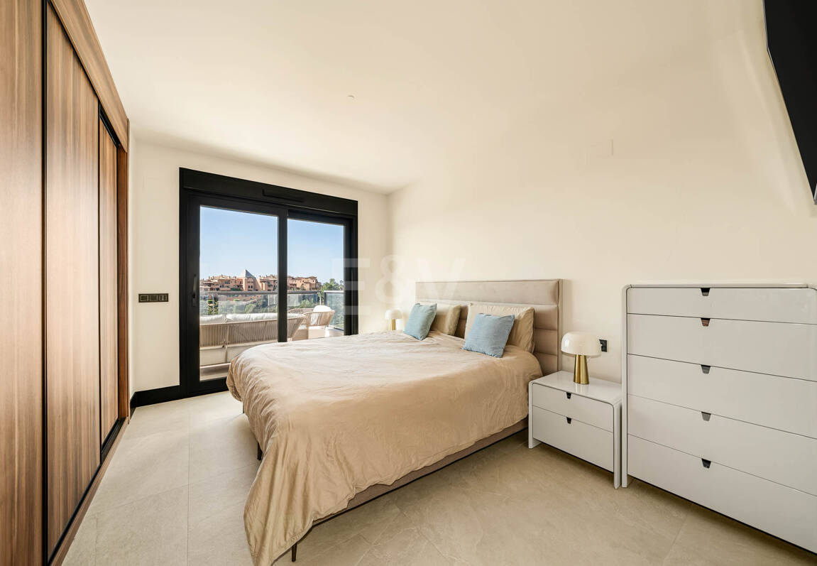 Lyx Duplex Penthouse med panoramautsikt över havet i Marbella Lake