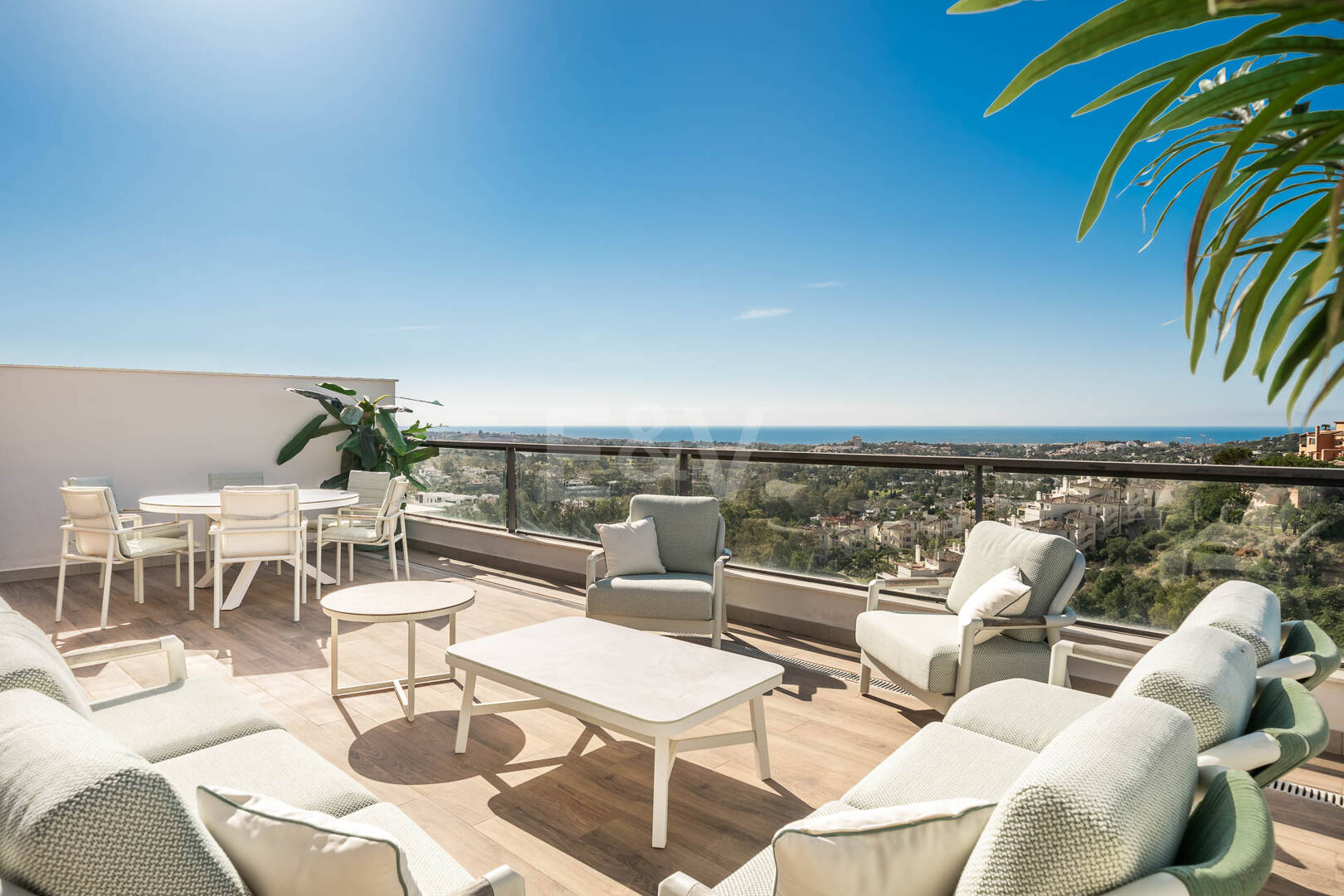 Lyx Duplex Penthouse med panoramautsikt över havet i Marbella Lake