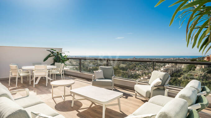 Luxury Duplex Penthouse with Panoramic Sea Views in Marbella Lake