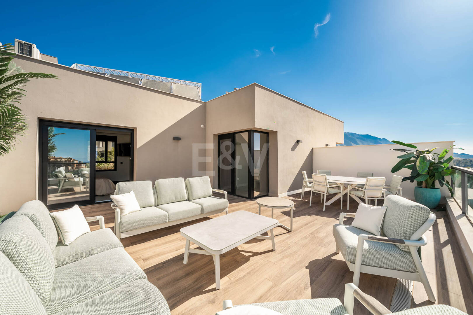 Lyx Duplex Penthouse med panoramautsikt över havet i Marbella Lake