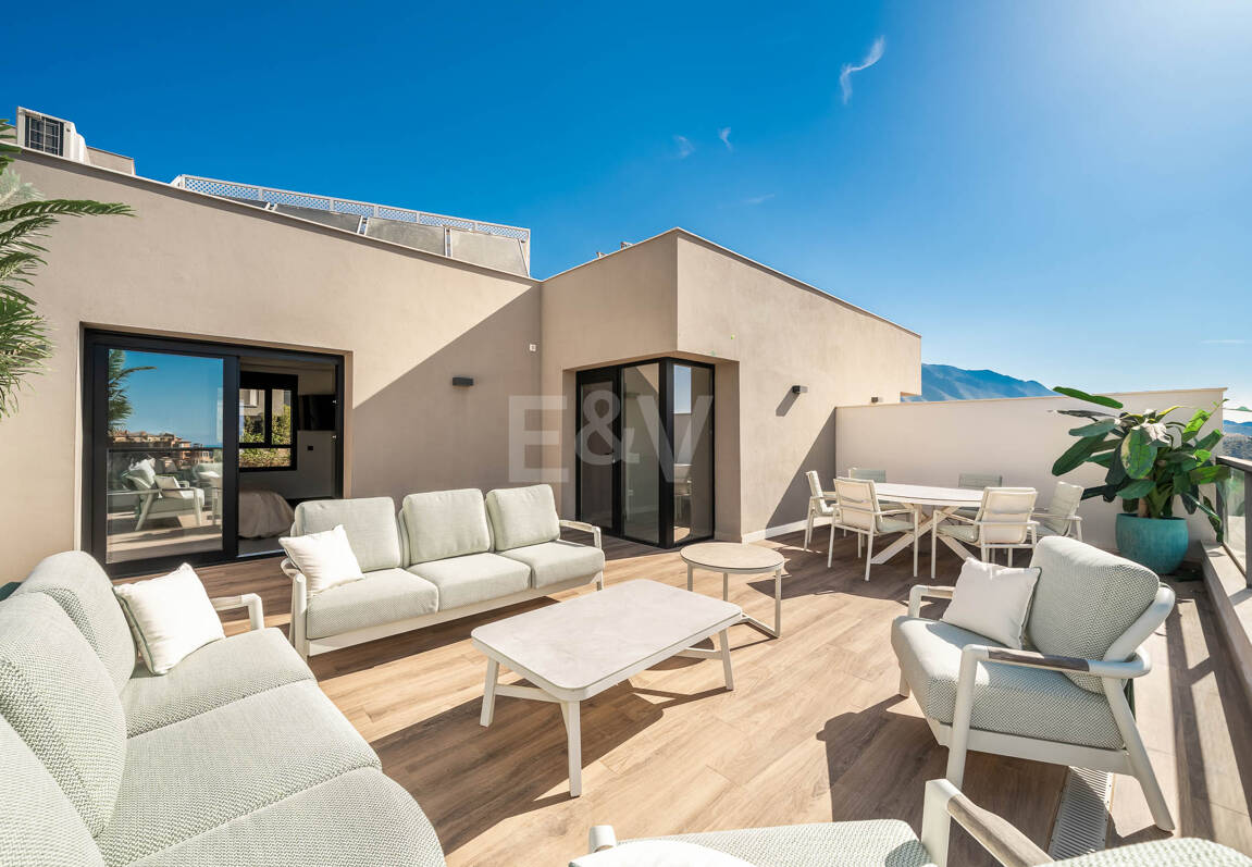 Lyx Duplex Penthouse med panoramautsikt över havet i Marbella Lake