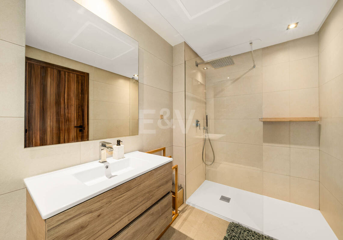 Luksusowy apartament Duplex z widokiem na morze panoramiczne w Marbella Lake, Nueva Andalucia