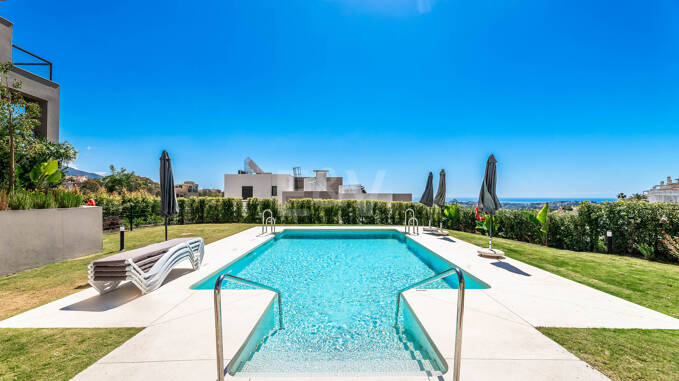 Luxury Duplex Penthouse with Panoramic Sea Views in Marbella Lake
