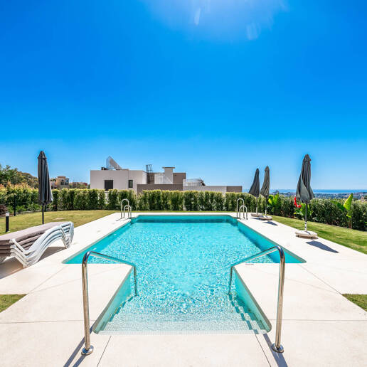 Lyx Duplex Penthouse med panoramautsikt över havet i Marbella Lake