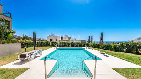 Lyx Duplex Penthouse med panoramautsikt över havet i Marbella Lake
