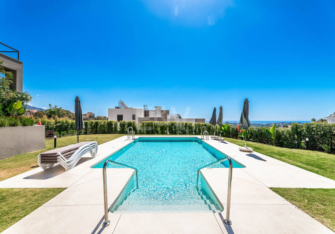 Luksusowy apartament Duplex z widokiem na morze panoramiczne w Marbella Lake, Nueva Andalucia