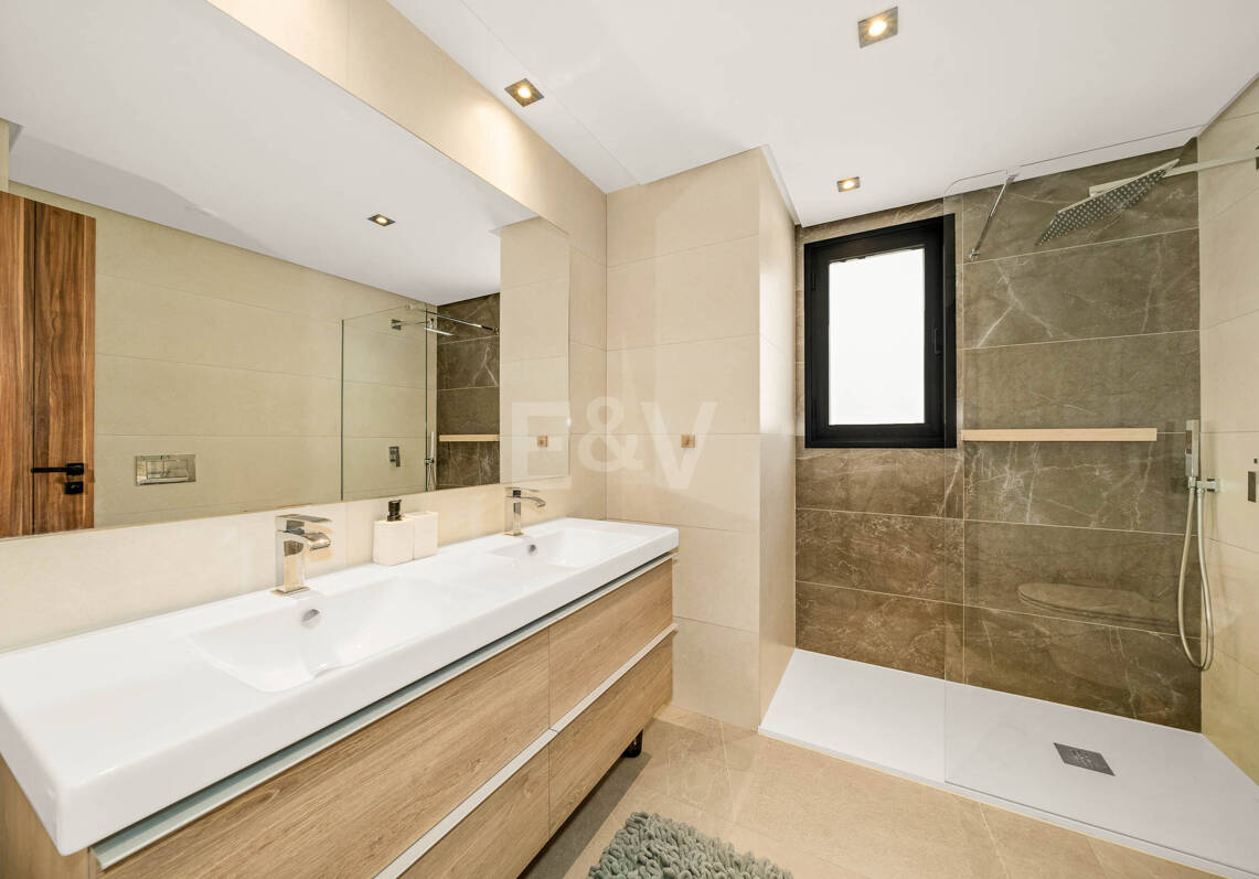 Luksusowy apartament Duplex z widokiem na morze panoramiczne w Marbella Lake, Nueva Andalucia