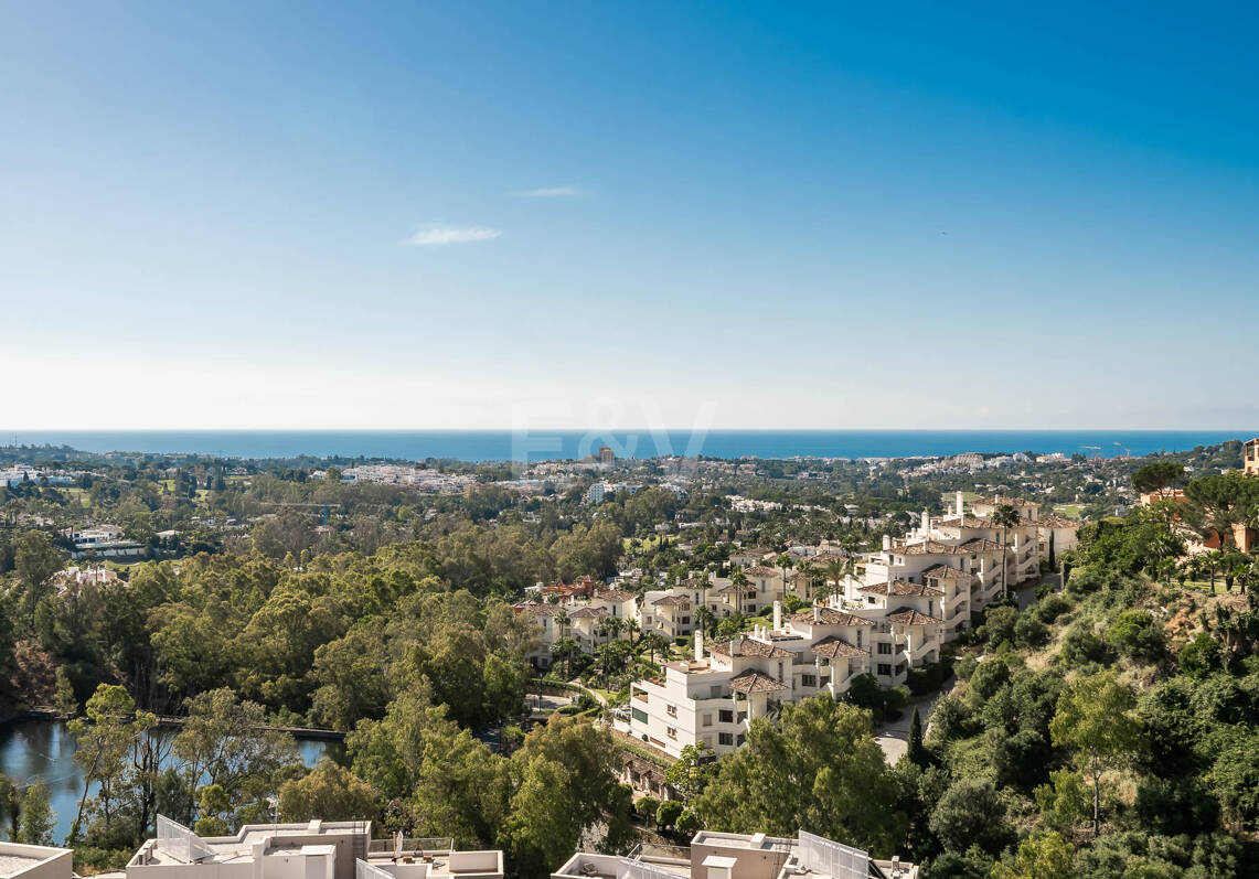 Luksusowy apartament Duplex z widokiem na morze panoramiczne w Marbella Lake, Nueva Andalucia