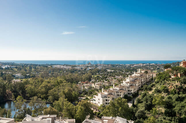 Lyx Duplex Penthouse med panoramautsikt över havet i Marbella Lake