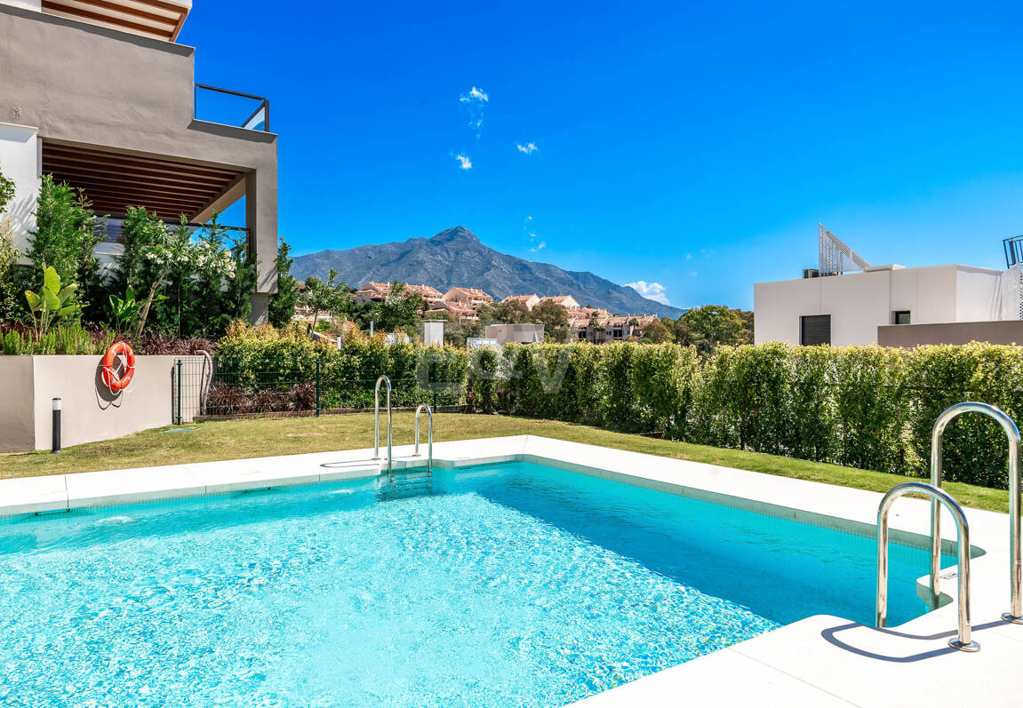 Lyx Duplex Penthouse med panoramautsikt över havet i Marbella Lake