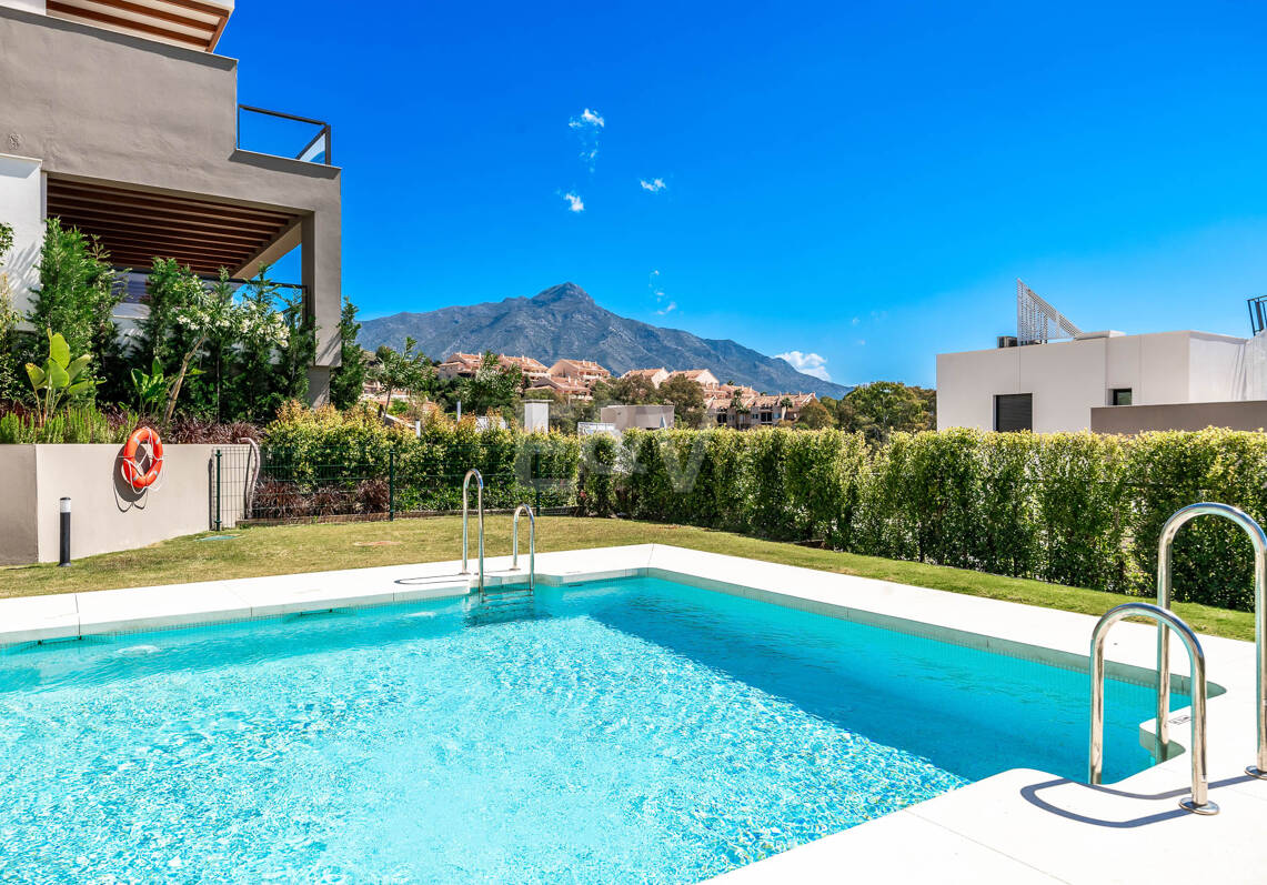 Luksusowy apartament Duplex z widokiem na morze panoramiczne w Marbella Lake, Nueva Andalucia