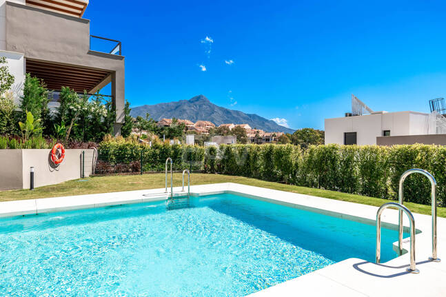 Lyx Duplex Penthouse med panoramautsikt över havet i Marbella Lake