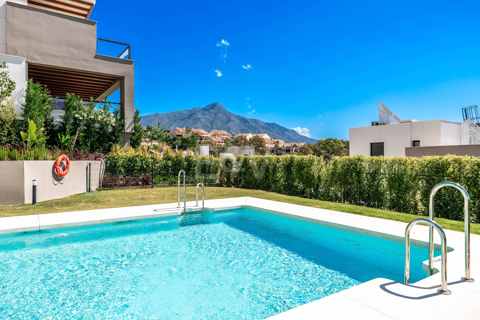 Lyx Duplex Penthouse med panoramautsikt över havet i Marbella Lake