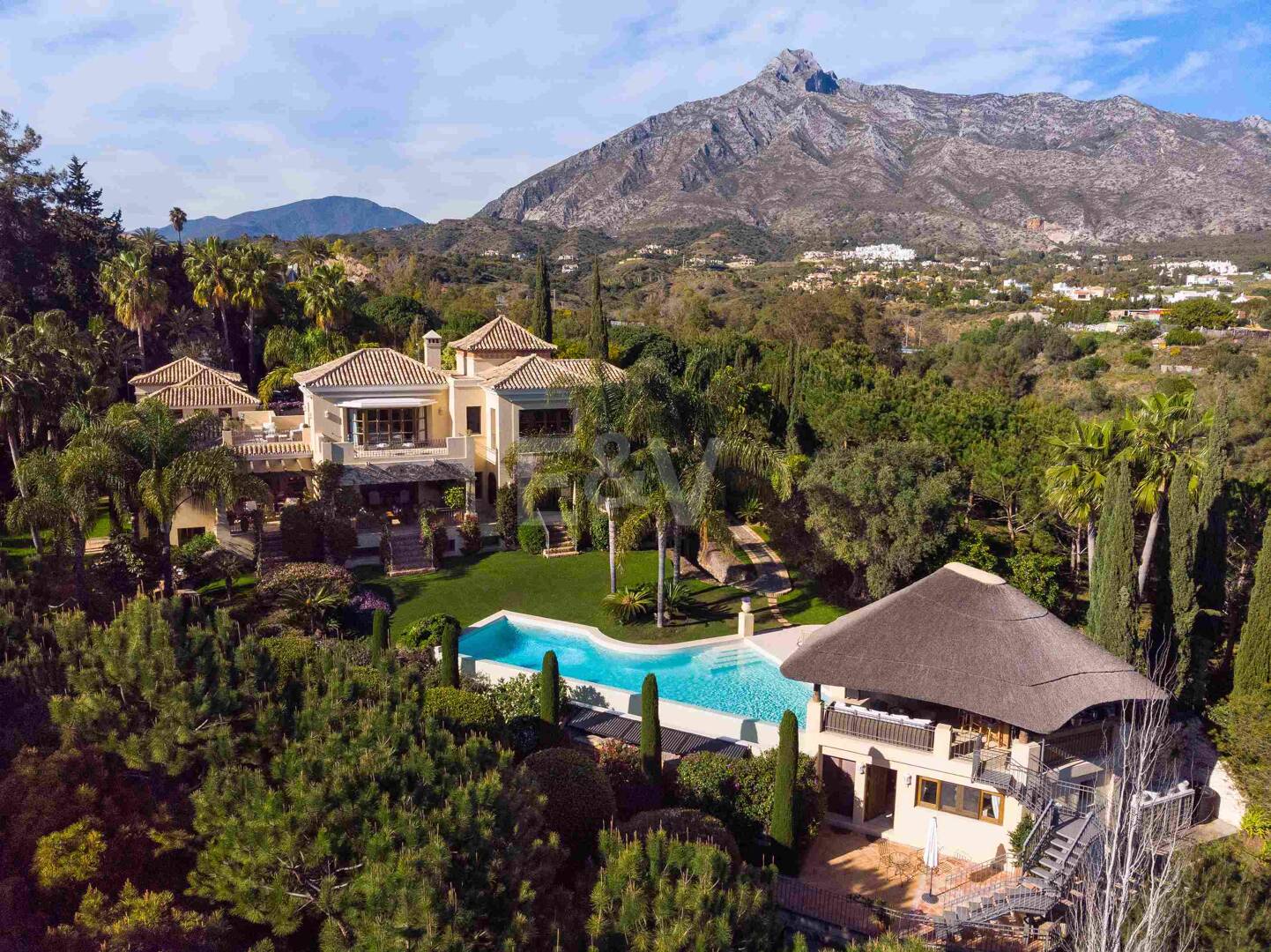 Mediterrane Wald-Oase mit zeitloser andalusischer Eleganz an Marbellas Goldener Meile