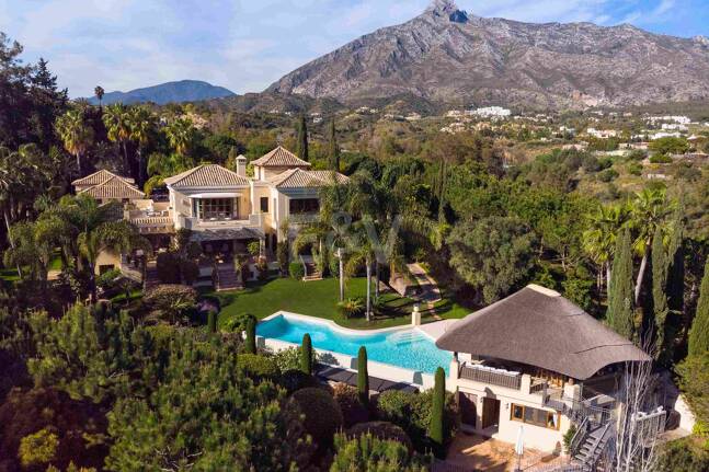 Mediterrane Wald-Oase mit zeitloser andalusischer Eleganz an Marbellas Goldener Meile