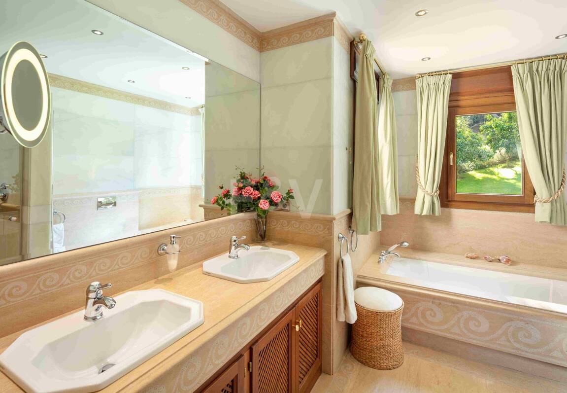Mediterrane Wald-Oase mit zeitloser andalusischer Eleganz an Marbellas Goldener Meile