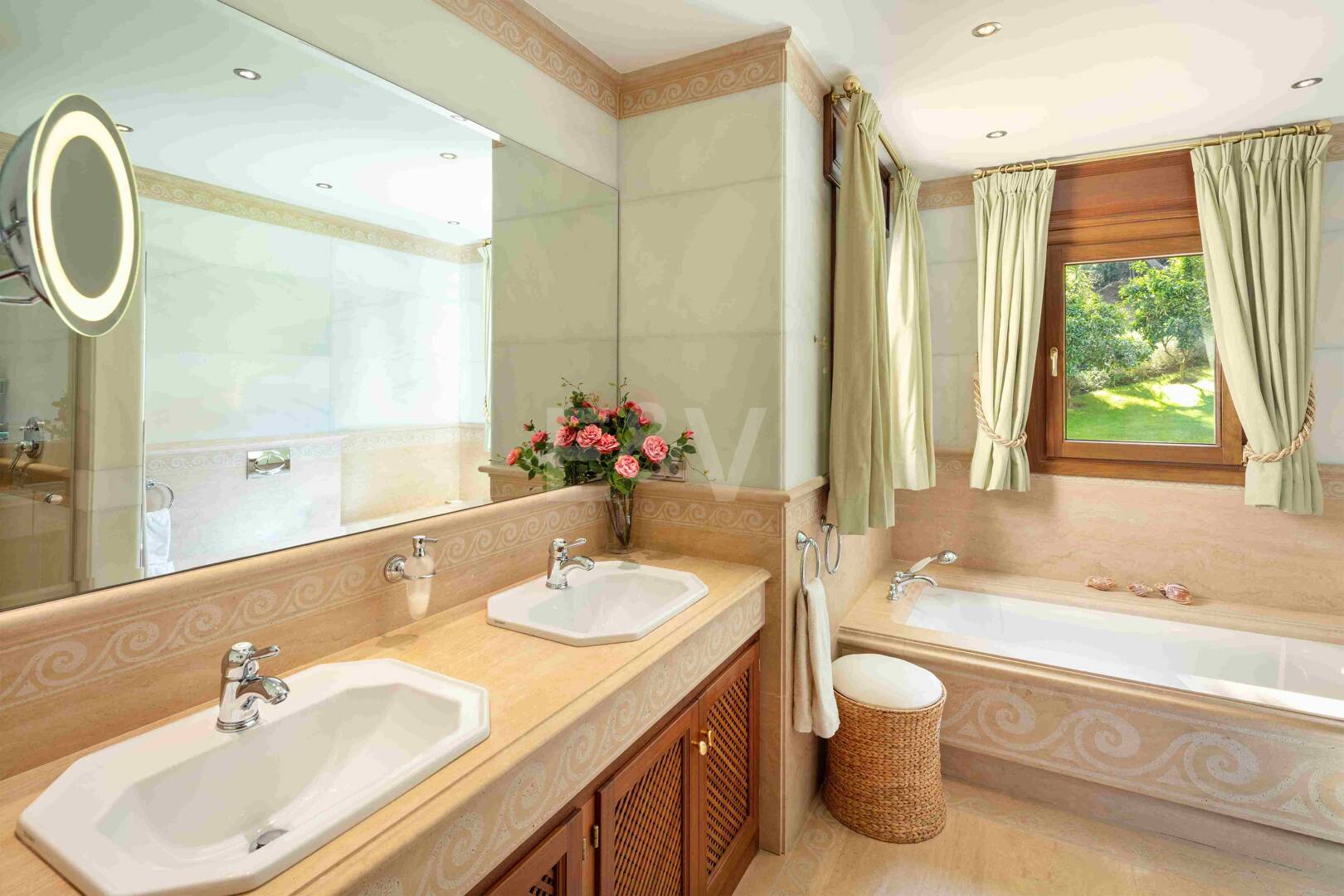 Mediterrane Wald-Oase mit zeitloser andalusischer Eleganz an Marbellas Goldener Meile