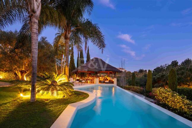 Mediterrane Wald-Oase mit zeitloser andalusischer Eleganz an Marbellas Goldener Meile
