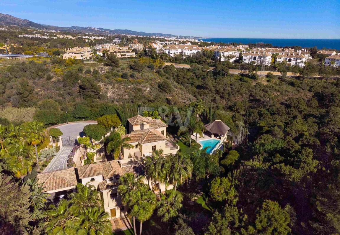 Mediterrane Wald-Oase mit zeitloser andalusischer Eleganz an Marbellas Goldener Meile