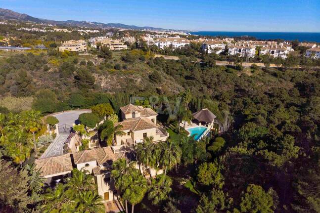 Mediterrane Wald-Oase mit zeitloser andalusischer Eleganz an Marbellas Goldener Meile