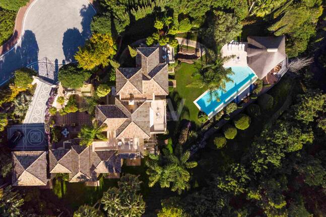 Mediterrane Wald-Oase mit zeitloser andalusischer Eleganz an Marbellas Goldener Meile
