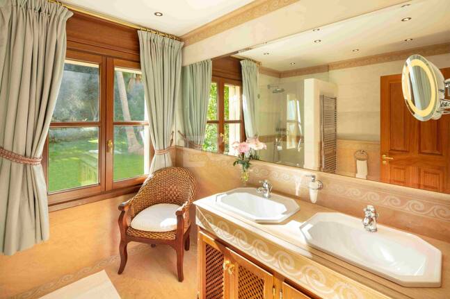Mediterrane Wald-Oase mit zeitloser andalusischer Eleganz an Marbellas Goldener Meile