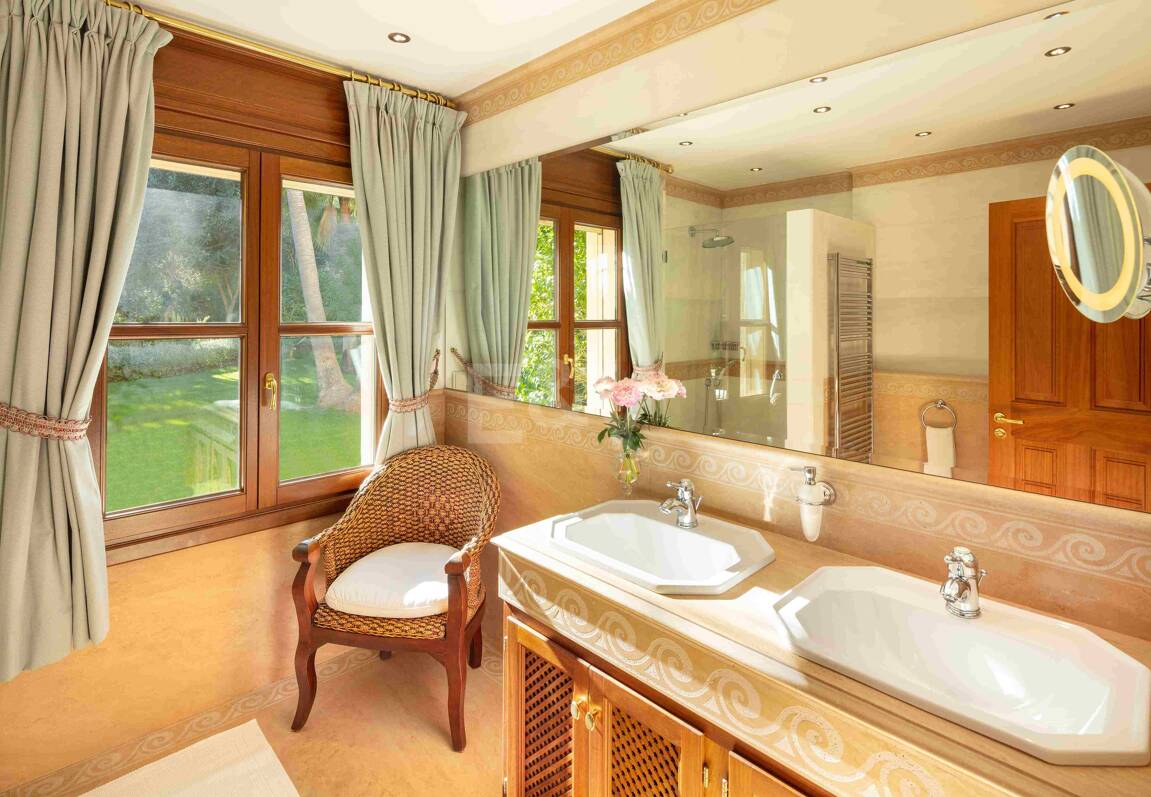 Mediterrane Wald-Oase mit zeitloser andalusischer Eleganz an Marbellas Goldener Meile