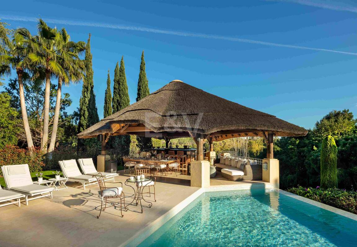 Mediterrane Wald-Oase mit zeitloser andalusischer Eleganz an Marbellas Goldener Meile