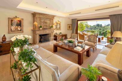 Mediterrane Wald-Oase mit zeitloser andalusischer Eleganz an Marbellas Goldener Meile