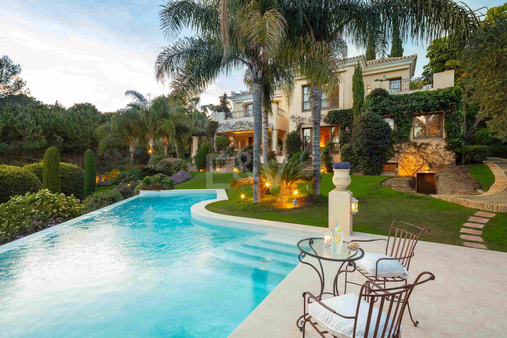 Mediterrane Wald-Oase mit zeitloser andalusischer Eleganz an Marbellas Goldener Meile