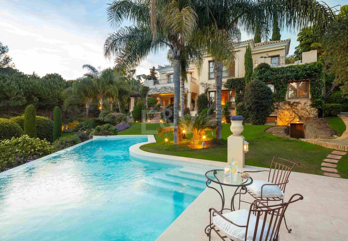 Mediterrane Wald-Oase mit zeitloser andalusischer Eleganz an Marbellas Goldener Meile