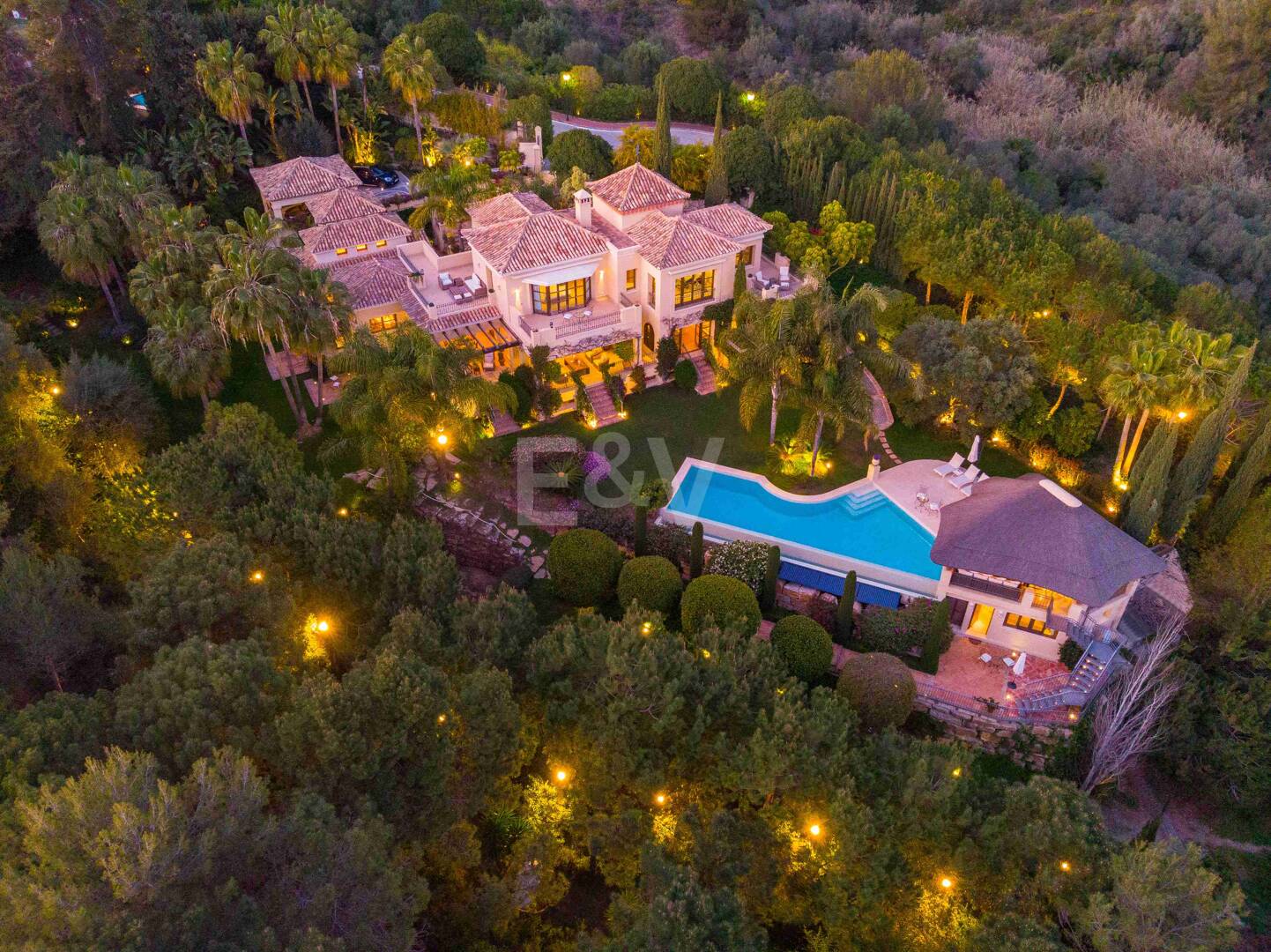 Mediterrane Wald-Oase mit zeitloser andalusischer Eleganz an Marbellas Goldener Meile