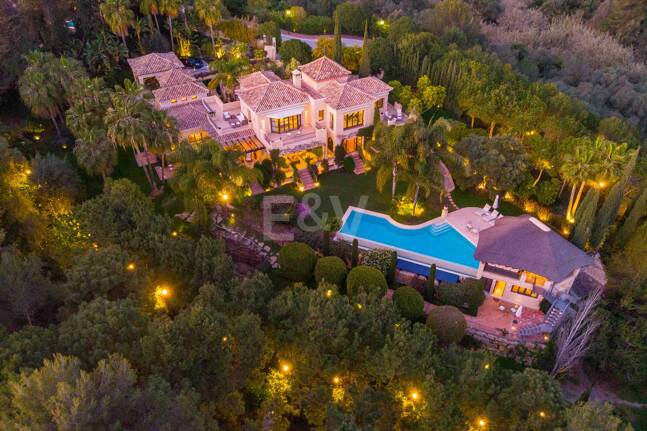 Mediterrane Wald-Oase mit zeitloser andalusischer Eleganz an Marbellas Goldener Meile