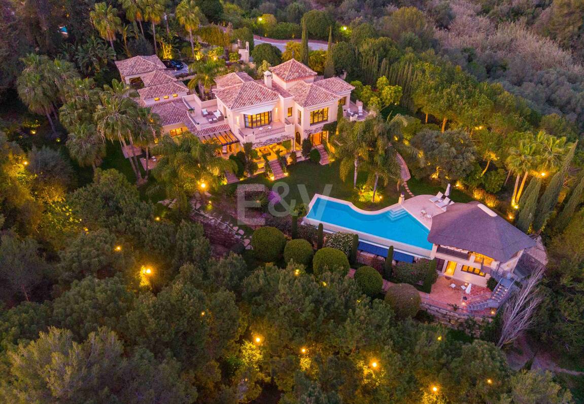 Mediterrane Wald-Oase mit zeitloser andalusischer Eleganz an Marbellas Goldener Meile